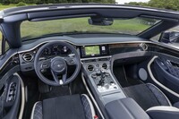 試乗車のインテリアカラーは「インペリアルブルー」。センターコンソールのアルミ部分にはエンジンターンドと呼ばれる青海波のような装飾が施される。