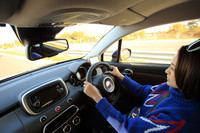 いとうりなさんのドライビングは非常にスムーズで、同乗していて安心できるもの。本人いわく「（モータースポーツでも）ていねいに運転したほうが速いんですよ」とのこと。