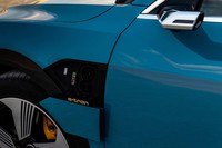 バッテリーの充電ソケットをフロントフェンダーに設置。一充電あたりの航続可能距離は400km以上（WLTPモード計測値）とされている。「バーチャルエクステリアミラー」の小ささも、空気抵抗の削減に貢献している。