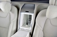 後席左右席のあいだにはクーリングボックスが備わる。720mlサイズのボトル2本と、専用のクリスタルグラス2脚が収納（保冷）できる。