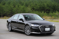 新型「A8」には、リチウムイオンバッテリーによる48V電源システムと電動ベルト駆動式オルタネータースターターからなるマイルドハイブリッドシステムが搭載される。