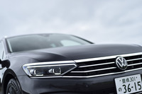 「パサート」シリーズ全モデルに、対向車や前走車を検知して配光を最適化するマトリクスLEDヘッドライト「IQ.LIGHT（アイキューライト）」が標準装備となっている。