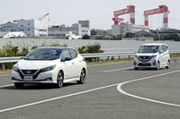 「プロパイロット」を起動して「リーフ」（写真右）を追従走行する「デイズ ハイウェイスターXプロパイロットエディション」。