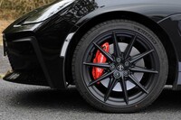 タイヤサイズは前後同径で215/40R18。試乗車にはミシュランの高性能スポーツタイヤ「パイロットスポーツ4」が装着されていた。