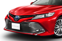 「BEAUTIFUL MONSTER（ビューティフル・モンスター）」という強烈なキャッチコピーとともに日本デビューを果たした「トヨタ・カムリ」。フロントグリルの強調度合いや、グリルから上の部分の厚み、エンブレムが鎮座する鼻先の高さなどに注目。