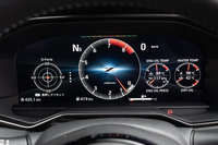 メーターに代えて装備される12.3インチの「アドバンスドドライブアシストディスプレイ」。コンベンショナルな2眼メーターデザインのノーマルモードに、カーナビやオーディオなどの情報を分かりやすく表示するエンハンスモード、センターにエンジン回転計をレイアウトするスポーツモード（写真）と、3種類の表示デザインが用意されている。