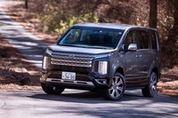 「デリカD：5 P」のボディーサイズは全長×全幅×全高＝4800×1795×1875mm、ホイールベース＝2850mm。車重は1960kgと発表されている。