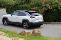 市街地走行ではやや硬い乗り心地が気になる「マツダMX-30」だが、ワインディングロードでの爽快な走りを味わうと、それも許せるようになる。