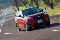 駆動システムには多板クラッチ式の電子制御カップリングを用いたフルタイム4WDを採用。各ECUからの情報をもとに、きめ細やかな前後軸間のトルク配分を実現する。