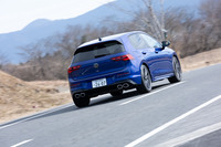 今やドイツ勢を中心に、多数のモデルがラインナップされるCセグメントのハイパフォーマンスモデル。そのなかにあって、「ゴルフR」はオールラウンド性に重きを置いたキャラクターが光る一台となっていた。