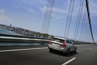関門橋を行く「V60アルティメットB4」。とりたててスポーティーというわけではないものの、高速走行においても197PSのパフォーマンスに不足はない。