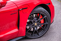 シルキーブラック仕上げの21インチ「RS Spyder Design」ホイール。今回の試乗車にはフロントが265/35ZR21、リアが305/30ZR21サイズの「ピレリPゼロELECT」タイヤが装着されていた。