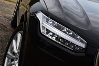 T字を横にしたデザインのヘッドランプは、北欧神話の神がもつハンマーを模したもの。