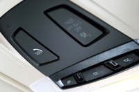 オーバーヘッドコンソールに配された「BMW SOSコール」のスイッチ。万が一の事故の場合など、ボタンひとつでコールセンターにつながる仕組みとなっている。