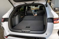 荷室の容量は425～1440リッター。後席を倒した跡地はおおむねフラットになっている。