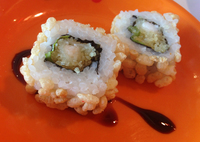 同じチェーン店にて。コーンフレークを周囲にまぶした寿司。