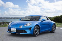 『CAR GRAPHIC』10月号発売「アルピーヌA110」と“Eセグ”最新セダンの実力を探る