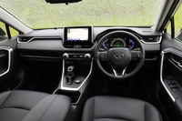 ハイブリッドモデルのインテリアカラーはブラック（写真）が標準だが、ライトグレーも選択可能（無償）。ボンネットの見切りのよさをはじめ、運転視界は良好だ。