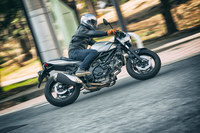 セパレートハンドルの採用による、スポーティーな前傾姿勢のライディングポジションも「SV650X」の特徴。同時に790mmのシート高とスリムなシート形状により、良好な足つき性も実現している。