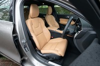 「S60 T6 Twin Engine AWDインスクリプション」にはパーフォレーテッド（穴あけ）加工が施されたファインナッパレザーシートが標準装備される。