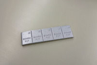 こちらが実際に装着されたものと同じ50gの重り。10円玉1枚が約5gなので、それが10枚分の重さ。（写真＝webCG）
