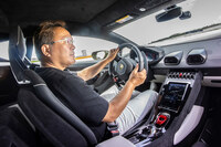 バンレシアのリカルド・トルモ・サーキットにて、「ウラカン テクニカ」を試す筆者。