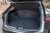 5人乗車時の荷室容量は520リッター。電動格納機能付きのリアシートバック（60：40分割可倒式）をすべて倒すと、荷室容量を1411リッターに拡大できる。