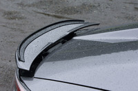 フロントバンパーの空力特性変更にあわせて、リアエンドにはガーニーフラップを備えたアクティブスポイラーを装着している。