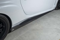 サイドディフューザーには「TOM’S」のバッジがあしらわれる。幅があるので乗降時に足を乗せないように注意したい。