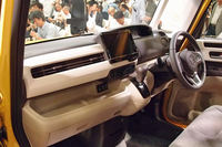 「N-BOX G・L ターボ Honda SENSING」のインストゥルメントパネルまわり。新型「N-BOX」では、ステアリングホイールの上から見るように、メーターの位置が変更された。