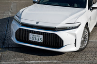 前後のランプ類は薄型化の限界に挑戦したとされている。縦基調のグリルには日本の伝統工芸にインスピレーションを得たという模様をあしらっている。