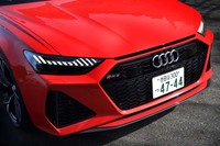 ボディーパネルの多くは「RS」専用に仕立てられる。パワーバルジ付きのボンネットや垂直ウイング付きのエアインレット、幅広なシングルフレームグリルがフロントまわりを好戦的に飾る。