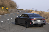 新型は「M5」としては初の電動化モデルであり、プラグインハイブリッド車に生まれ変わった。初物ながら究極ともいえるスペックを実現しており、システムトータルで最高出力727PS、最大トルク1000N・mを発生する。