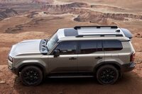 丸目2灯ではないけれど、「トヨタ・ランドクルーザー“250”」のデザインも同様。　
	ほった「わかりやすいデザインをしているというのもそうですが、ほかに似たクルマがない、というのも“アイコン的デザイン”のキモみたいですね」