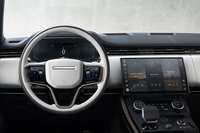 ランドローバーの伝統であるコマンドドライビングポジションを踏襲しながら、最新のデジタル機能やドライバー支援システムを組み込んだコックピット。