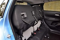 センタータンクレイアウトならではの後席跳ね上げ機構は、先代モデルから受け継いだ美点のひとつだ。