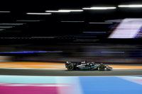 メルセデス勢は、ジョージ・ラッセル（写真）4位、ルイス・ハミルトンは5位。開幕戦の惨敗を受け、チームは「W14」の大幅な軌道修正を決断。サウジアラビアGPでは、ラッセルがリードドライバーとして予選4位、ルクレールのグリッド降格で3番グリッドに繰り上がった一方、ルイス・ハミルトンは「マシンと“つながった感じ”がしない」と苦しい戦いを強いられ8番手タイム、7番グリッドに沈んだ。レースでは、先頭をひた走るレッドブルには追いつけずとも、フェラーリよりは調子よく周回を重ねることができ、ラッセルは「開幕戦と比べ小さな前進があった」とチームを鼓舞するかのようなコメントを残した。（Photo=Mercedes）