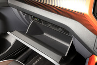 グローブボックスを開けた様子。カーナビ内蔵のフォルクスワーゲン純正インフォテインメントシステム「Discover Pro」用となるCD/DVDやSDカードスロット、ETC車載機などが整然と収められている。