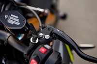 トライアンフがスポーツネイキッドバイク「スピードトリプル1200RX」を発表の画像