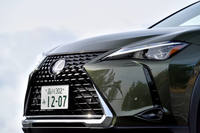 スピンドルグリルの下部には、アンダーガードをイメージしたという、シルバーのフレームを採用する。