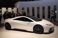 同じくパリで公開されたロータスの新型「エスプリ」。後方には解説するココ氏の姿が。