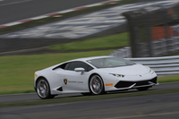 最高速は325km/h以上。加速性能は0-100km/h：3.2秒、0-200km/h：9.9秒と発表されている。