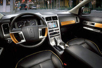 インテリアはレザーが標準（ブラックのみ）。