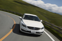 高原を駆け抜ける「ボルボV60ラグジュアリー エディション」。1.6リッター直4ターボエンジンは、180psと24.5kgmを発生する。
    