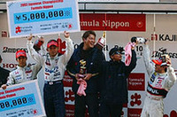 表彰台に、脇阪の所属するTEAM 22のオーナー、大リーガーの佐々木主浩（中央）もあがった。