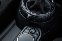 
	「MINIドライビングモード」のコントローラー。シフトセレクター基部のツマミを左右に動かすことで、走行モードを切り替える。
	