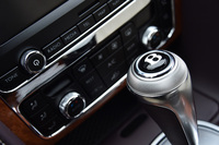 ローレット加工が施されたシフトノブ。ドレスアップ用のセットオプション（242万8900円！）に含まれる。