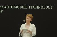 駐日ドイツ連邦共和国大使館 参事官のメルヴィ・カーロス氏。
	 