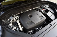 「B420」と呼ばれる2リッター直4ガソリンエンジン。「T6」のものにはターボとスーパーチャージャーの両方が装備されており、最高出力320ps、最大トルク40.8kgmを発生する。