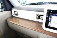 テーブルを思わせるデザインのダッシュボード。木目調パネルの下には、引き出し式の収納が設けられている。
    